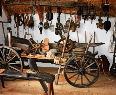 Muzeum Rybackie Pod Strzechą, czynne w sezonie letnim w godzinach od 10-18, po sezonie otwierane jest na życzenie turyst&oacute;w.