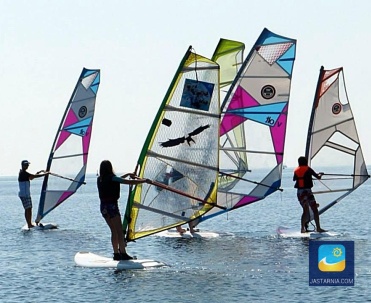 Będąc we Władysławowie można nauczyć się windsurfingu od podstaw. W okolicy nie brakuje szk&oacute;łek oferujących tego typu usługi.